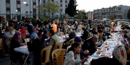 Kuşadası Belediyesi’nden Ramazan ayı boyunca 18 bin kişilik iftar yemeği