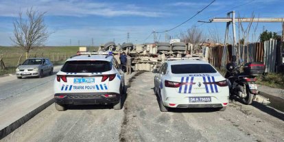 Sultangazi’de beton mikseri devrildi: Sürücü yaralandı