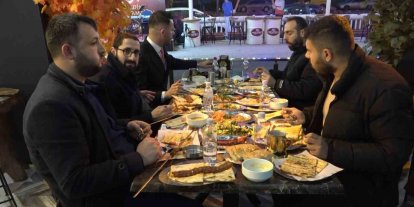 Adanalılar ilk iftarda kebapçılara akın etti