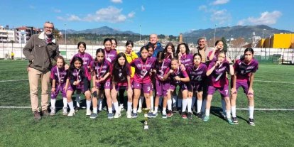 Nazilli Beşeylül Ortaokulu kız futbol takımı il şampiyonu oldu