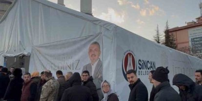 Sincan Belediye Başkanı Ercan, ilk iftarını vatandaşlarla birlikte yaptı