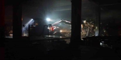 Çaycuma’da sahur vakti çıkan yangında tekstil fabrikası alevlere teslim oldu