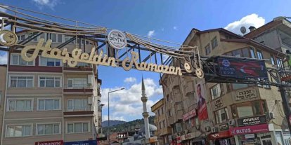 Devrek’te Ramazan ayının süslemelerinden olan mahyalar yandı