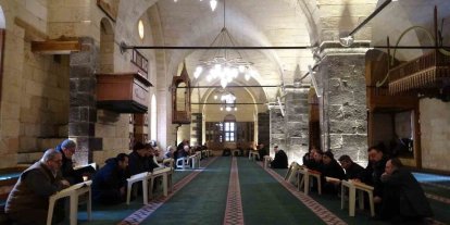 Gaziantep’te mukabele geleneği tarihi camilerde sürdürülüyor