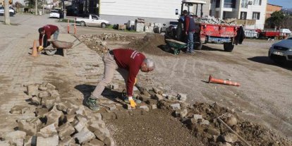 Nazilli’de yol seferberliği, bozulan parkeler yenileniyor