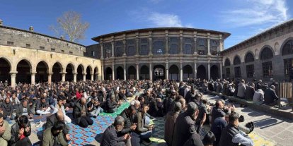 İslam aleminin 5. Harem-i Şerif’inde binlerce kişi Ramazan ayının ilk cuma namazında saf tuttu