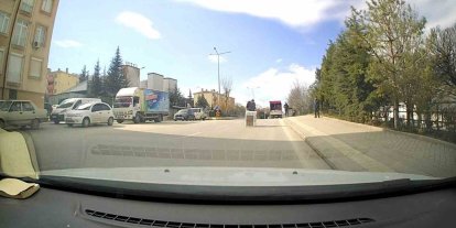 Seyir halindeki kamyonetten beyaz eşya düştü: O anlar kamerada