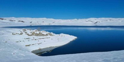 Ağrı Yazıcı Barajı’nda buzlar çözüldü, kartpostallık manzara oluştu