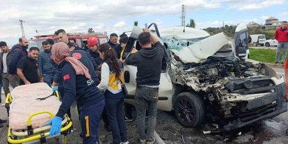 Hafif ticari aracın çarptığı midibüs devrildi: 7 yaralı