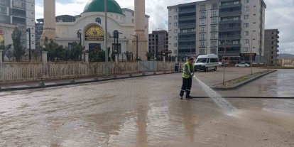 Siirt’te kaldırım ve caddeler yıkanarak dezenfekte edildi