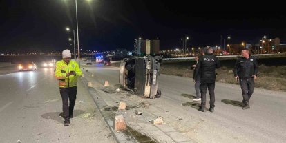 Karaman’da beton duba ve aydınlatma direğine çarpan otomobil yan yattı: 2 yaralı