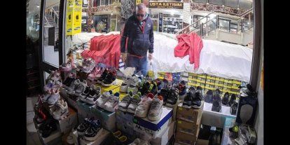 Bir mağazadan mont diğerinden ayakkabı çaldı: O anlar kamerada