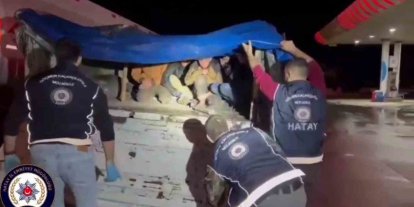 Tır dorsesinde branda altında saklanan 12 kaçak göçmen yakalandı