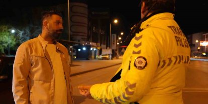 Polisten ’babalık’ yapmasını isteyen alkollü sürücü gazetecinin şarjının bitmesini diledi