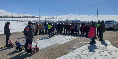 Muş’ta öğrencilere jandarmadan trafik ve güvenlik eğitimi