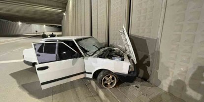 Karaman’da kontrolden çıkan otomobil alt geçidin duvarına çarptı