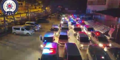 Hatay merkezli 8 ilde ‘Gümrük geçişinde rüşvet’ operasyonunda milyonlarca TL’lik döviz ve silah ele geçirildi