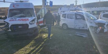 Bingöl’de ambulans ile hafif ticari araç çarpıştı: 5 yaralı