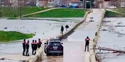 Polisi göre göre tehlikeli köprüden geçtiler: Suya düşme tehlikesi atlattılar