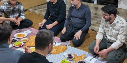 Sahur sofrasında öğrencileri yalnız bırakmadı