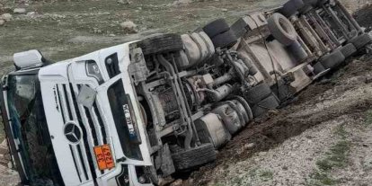Şırnak’ta atık su tankeri devrildi, sürücü yaralandı
