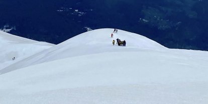 Uludağ’ın zirvesindeki donmuş Türk Bayrağını dağcılar değiştirdi