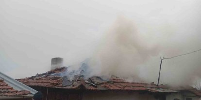 Sındırgı’da bitişik iki ev alevlere teslim oldu: 1 yaralı