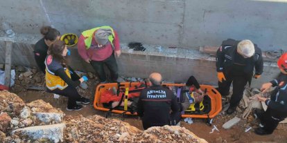 Toprak zemin kaydı, 3 metreden düşüp yaralanan inşaat işçisini ekipler kurtardı