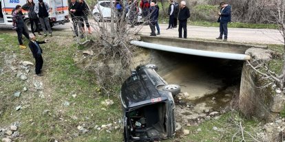 Amasya’da kamyonet menfeze devrildi: 3 yaralı