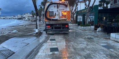 Belediye ekiplerinden fırtına ve yağmur sonrası kapsamlı temizlik