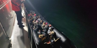 İzmir açıklarında 59 düzensiz göçmen yakalandı