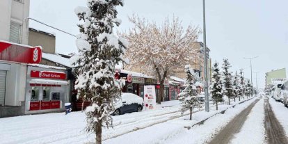 Patnos’ta kar sürprizi: İlçe merkezine 40 cm kar yağdı