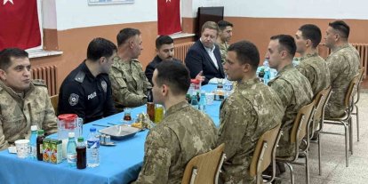 Kaymakam Bulut, askerle iftarda bir araya geldi