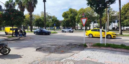 Belediyenin çakıl dökerek kapatmaya çalıştığı çukura takılan kadın hastanelik oldu