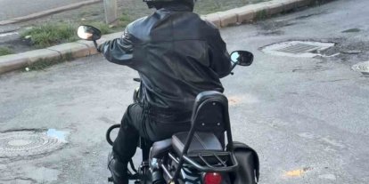 Düşen plakasını kaskına bantlayıp yoluna devam ettim