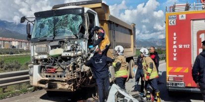 Tırla çarpışan kamyonun sürücüsü yaralandı