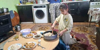 Altıntaş’ta öğrenciler evlerinde aileleriyle birlikte iftar sofrası kurdu