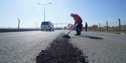 Kahramanmaraş’ta deforme olan yollar sıcak asfaltla tamir ediliyor