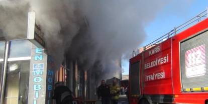 Kars'ta korkutan yangın: Mobilya deposu alevlere teslim oldu
