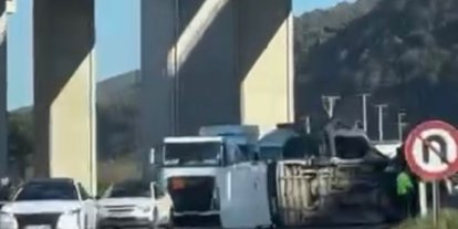 Devrilen minibüs, yolun karşısına geçti