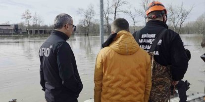Taşkında mahsur kalan atlar için botlarla seferberlik