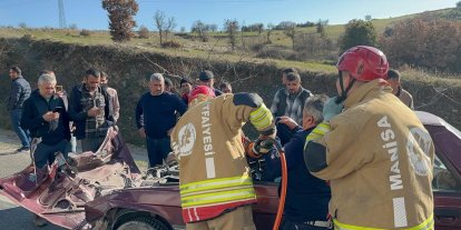 Tıra çarpan otomobil hurdaya döndü: Sürücü şans eseri kurtuldu
