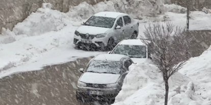 Yüksekova’da lapa lapa kar yağışı başladı