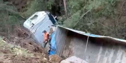 Milas’ta tır şarampole devrildi: 1 yaralı