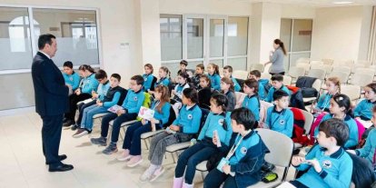 Burhaniye’de Kaymakam Atilla, küçük öğrencileri ağırladı