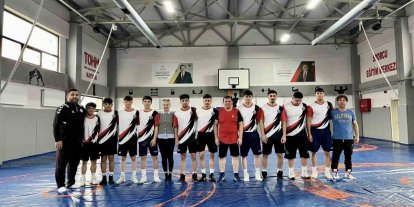 Gençlik ve Spor İl Müdürü Kabakcı güreşçilerle mindere çıktı