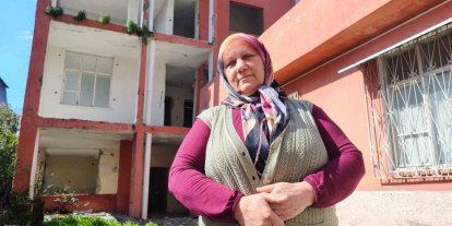 Ağır hasarlı bina yıkılmadı, 10 kişilik aile ölüm korkusuyla yaşıyor