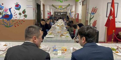 Alpu Kaymakamı Timur, ortaokul öğrencileriyle iftar yaptı