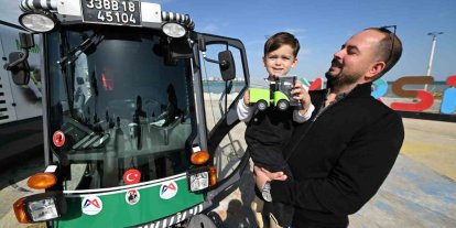 Minik Ayaz’ın süpürge kamyonu hayali gerçek oldu