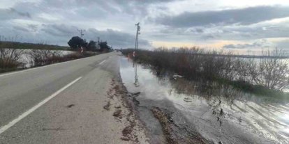 Meriç Nehri taştı, sedde patladı: Karayolu sular altında